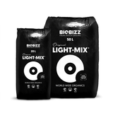 Sacs noirs de terreau Light-Mix BioBizz de 20 et 50 L côte à côte, logo blanc en forme de disque