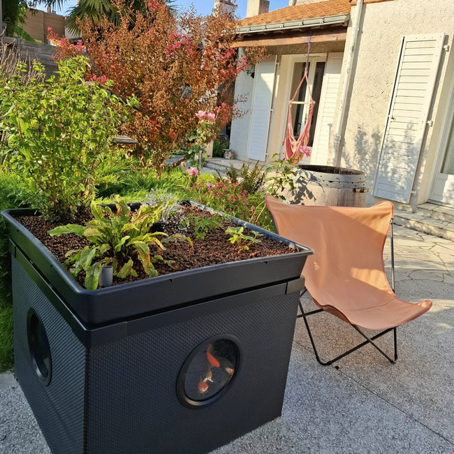 Kit d'aquaponie Glaez Naps sur une terrasse, poissons rouges visibles par le hublot