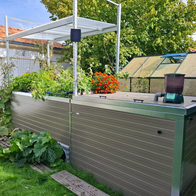 Kit d'aquaponie Glaez Symbiose installé au jardin, bassin et cultures en pleine production