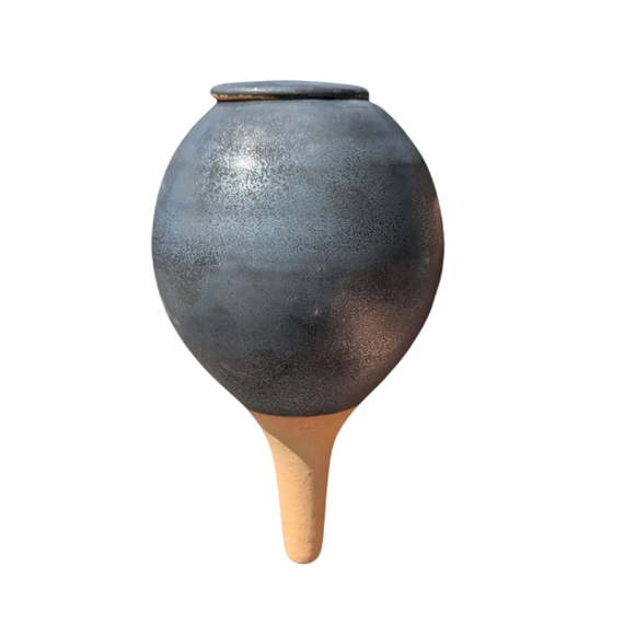 Olla Gris vue de détail – diffusion d'eau lente pour plantes en pot d'intérieur ou balcon