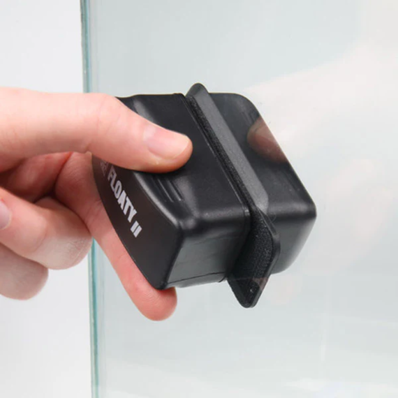 Aimant de nettoyage d'aquarium vue de détail – face raclante pour vitres en verre ou acrylique