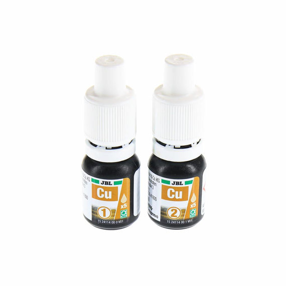 Os dois frascos de reagentes JBL ProAquaTest cobre Cu fornecidos na recarga, sobre fundo branco