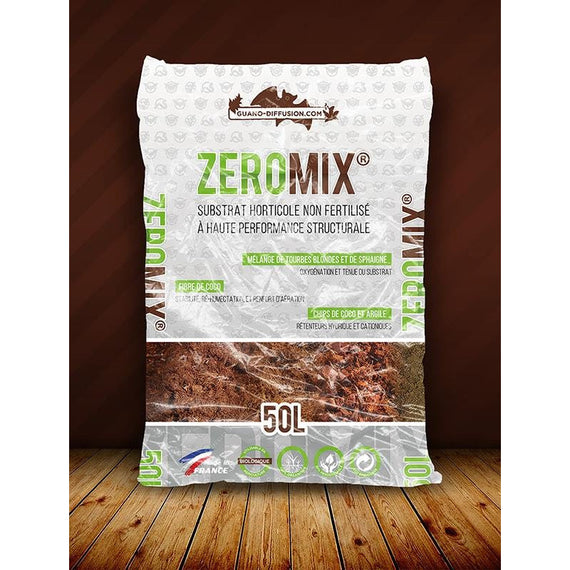 Sac de 50 L de terreau ZeroMix debout sur un plancher en bois, devant un mur sombre