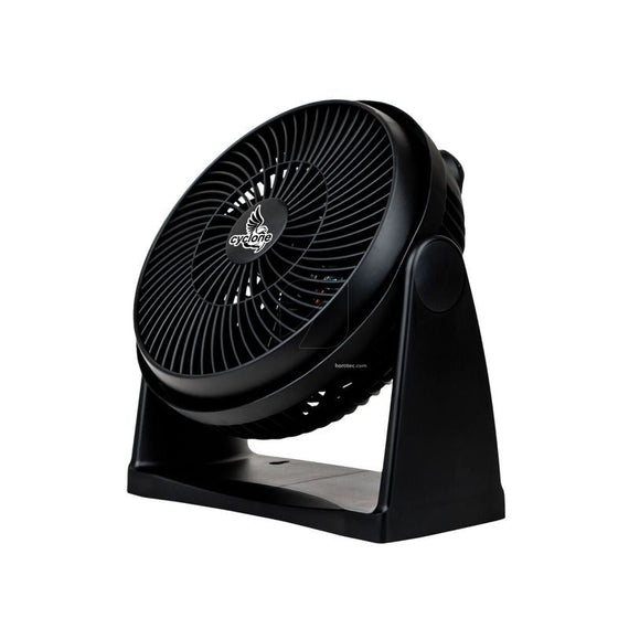 Ventilateur de sol Cyclone noir à grille ronde, monté sur son support en U inclinable