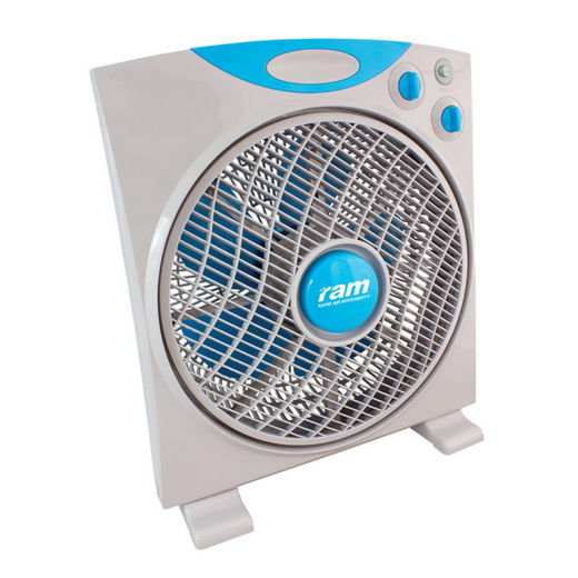 Ventilateur plat RAM de 30 cm à grille ronde et volets, boîtier carré gris clair posé sur son pied