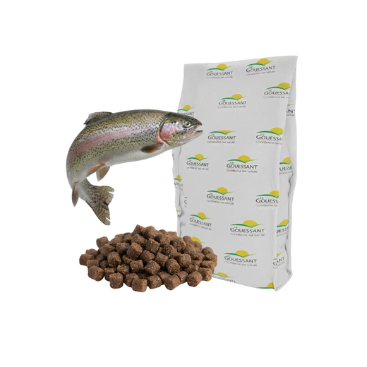 Sac d'aliment Le Gouessant pour truites, granulés extrudés au premier plan et truite arc-en-ciel