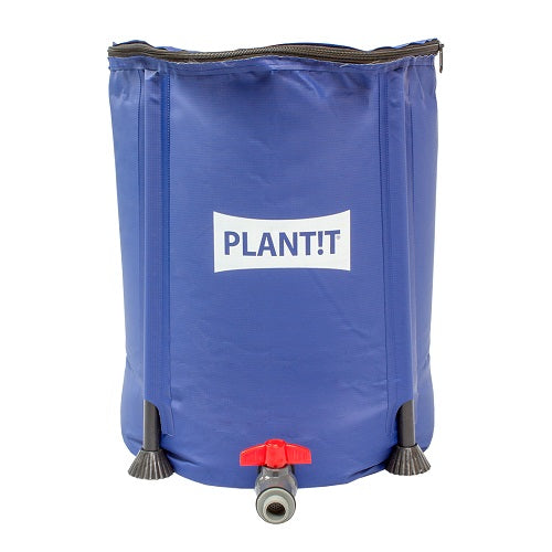 Réservoir souple Plant!t de 60 L sur ses piquets, version la plus compacte de la gamme
