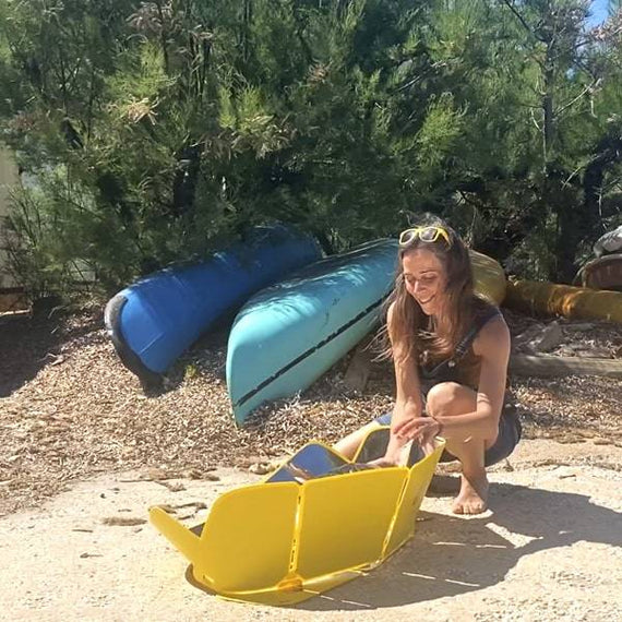 Cuiseur solaire SunGood déplié au bord de l'eau