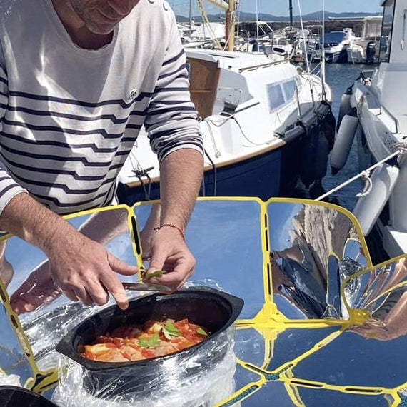 Plat qui mijote dans le SunGood sur un bateau