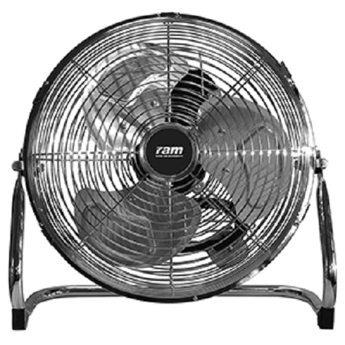 Ventilateur au sol RAM à grille chromée et hélice noire, vu de face sur son berceau en tube