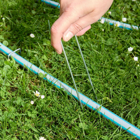 Agrafes de jardin métalliques pour maintenir bâche de paillage et toile horticole en pleine terre
