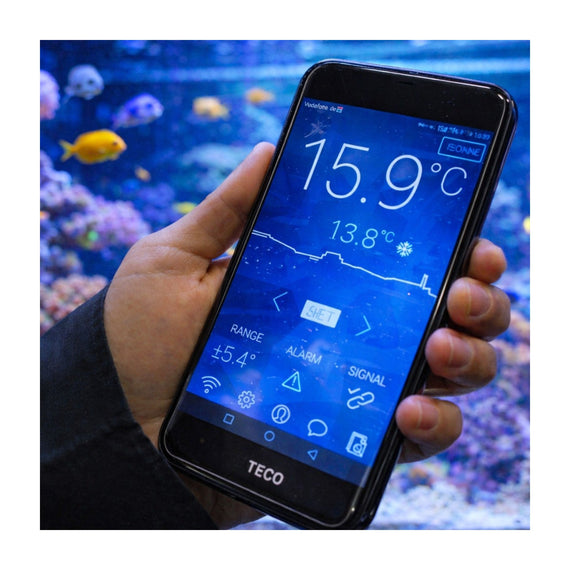 Application TECOnnect sur smartphone affichant la température de l'eau du groupe froid devant un aquarium