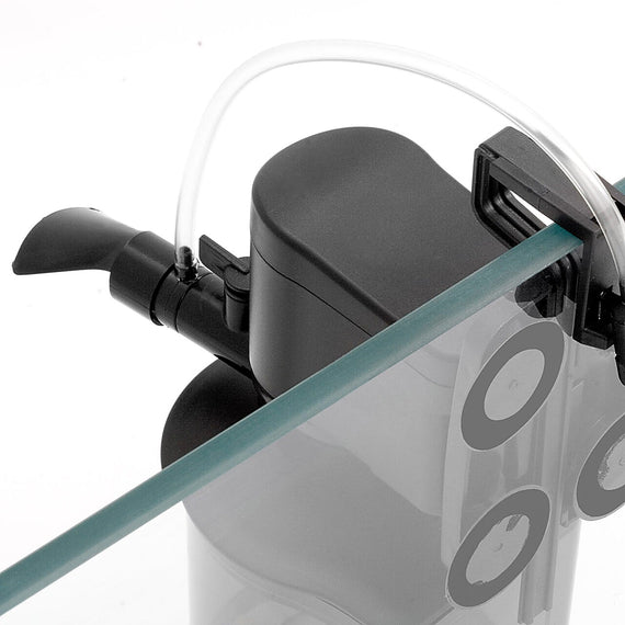 Aquael TURBO FILTER 1000 installé dans un aquarium, tête clipsée sur la vitre et tuyau d'aération remontant hors de l'eau