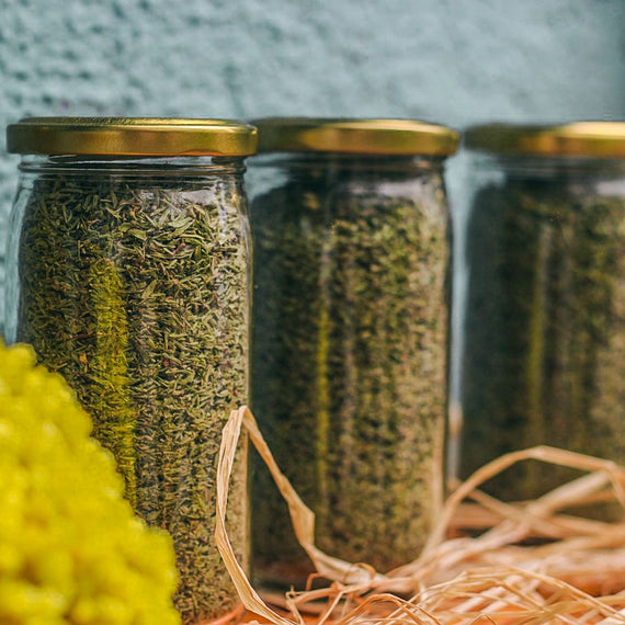 Bouquets d'herbes aromatiques fraîchement coupées, posés sur un plan de travail