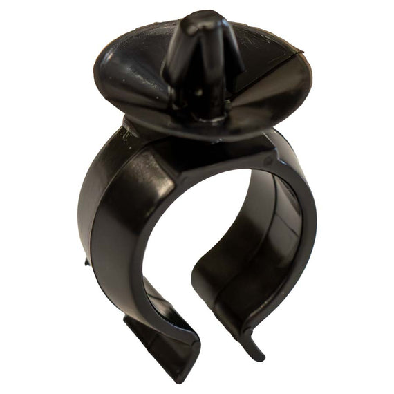 Attache de tube de niveau vue de trois quarts, collier ouvert prêt à recevoir le tube