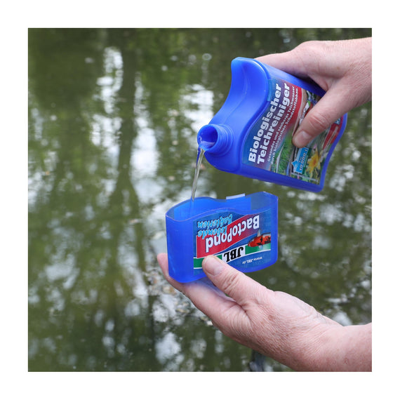 Dosage de JBL BactoPond dans le gobelet doseur au-dessus du bassin