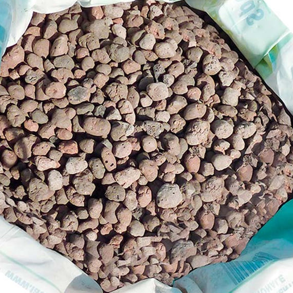 Gros plan sur les billes d'argile expansée, surface poreuse et calibres mêlés