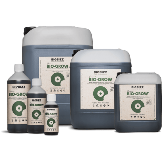 Contenances de l'engrais Bio-Grow BioBizz alignées, du petit flacon au bidon