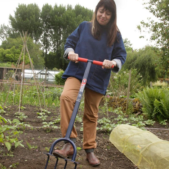 Jardinière ameublissant une planche de potager avec une biofourche à 4 dents