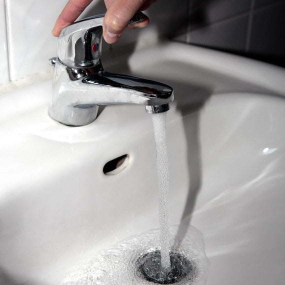 Eau du robinet qui coule dans un évier, l'eau chlorée que le conditionneur rend propre au bassin