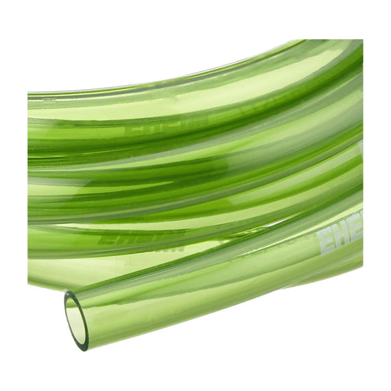 Gros plan sur le tuyau vert transparent EHEIM et son marquage