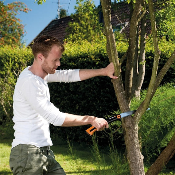 Scie Fiskars Xtract SW75, lame de 25,5 cm sortie de sa poignée