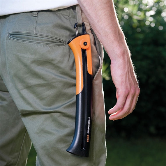 Autre vue de la scie d'élagage Fiskars Xtract SW75 et de sa denture