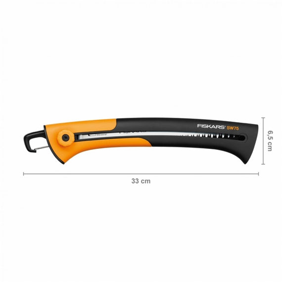 Scie Fiskars Xtract SW75 présentée avec sa garde et son clip de ceinture