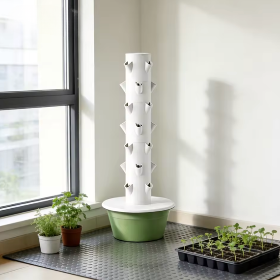 Tour hydroponique d'intérieur cultivant herbes aromatiques et salades dans une pièce de vie lumineuse