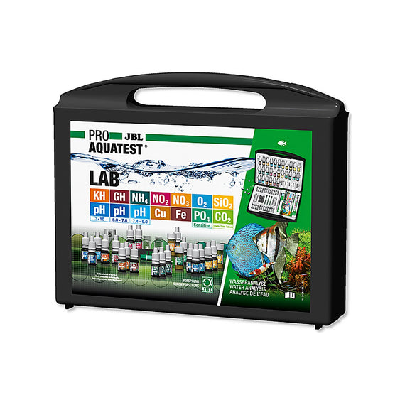 Mallette d'analyse d'eau JBL PROAQUATEST LAB fermée, coffret noir à poignée sur fond blanc