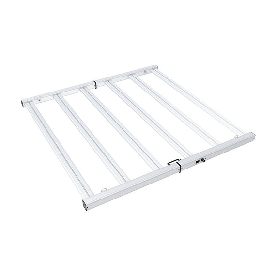 Luminaire LED Lazerlite Compact 720 W, cadre blanc et barres LED vus de trois quarts