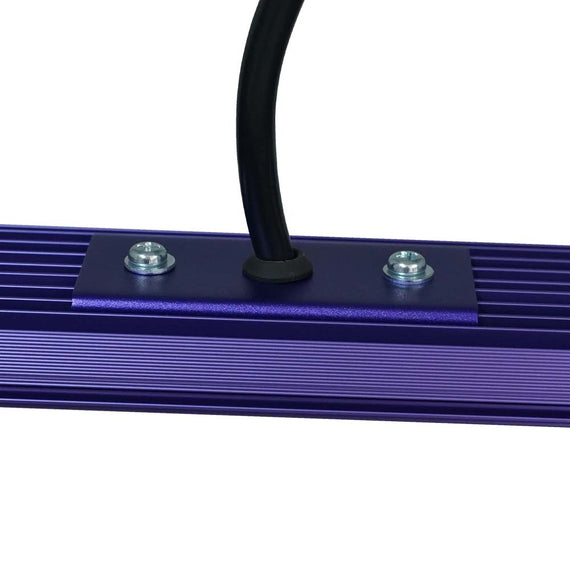 Détail de la sortie de câble sur le profilé de la barre LED