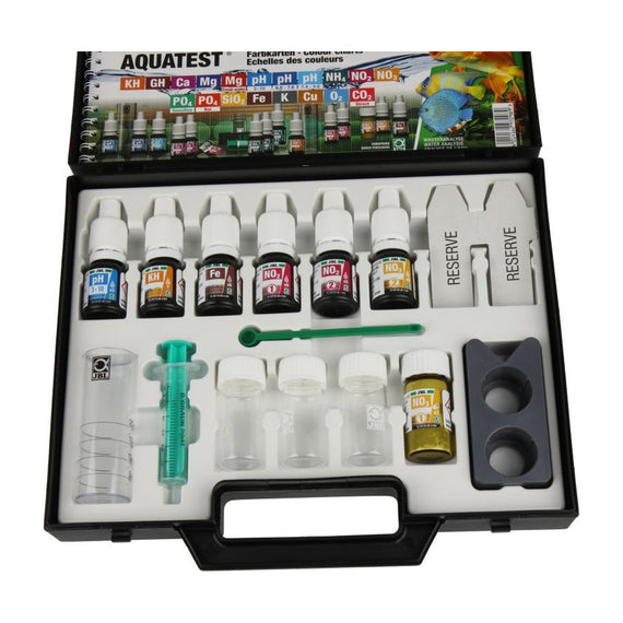 CombiSet Plus Fe test case open: seven reagent bottles, syringe, test tubes, measuring spoon and comparator block