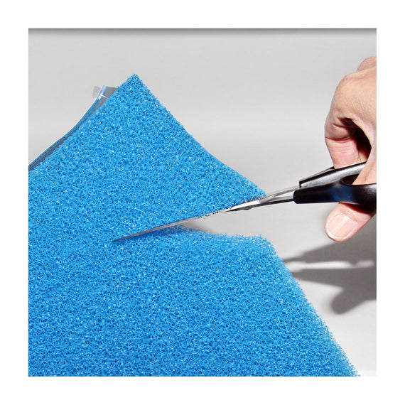 Découpe de la mousse filtrante bleue JBL aux ciseaux