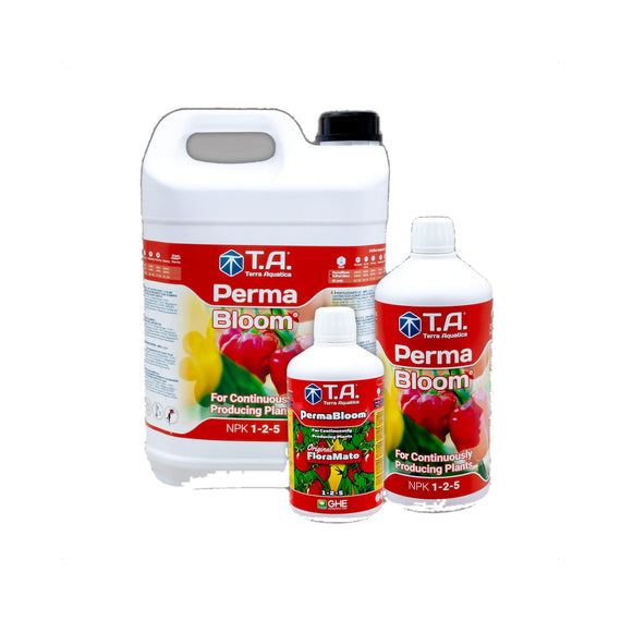 Bidons de PermaBloom de 5 L et de 1 L, devant eux un flacon de 500 ml à l'ancienne étiquette FloraMato