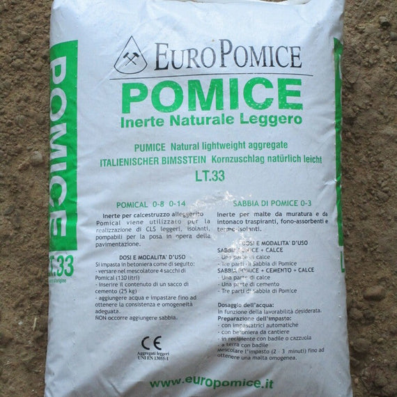 Sac blanc de 33 L de pierre ponce EuroPomice posé sur un sol de chantier