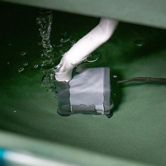 Pompe Micra Plus immergée au fond d'un réservoir vert de système hydroponique