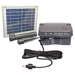 Solar-waterpompset: paneel op paal, grijs batterijstation en kabel met connector