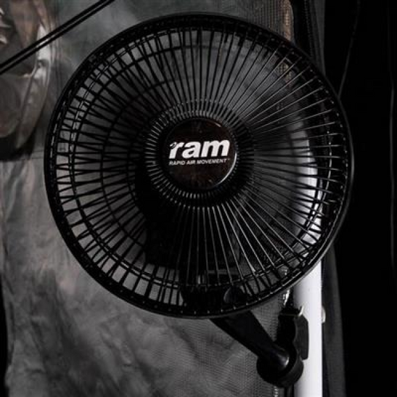 Ventilateur oscillant RAM de 18 cm noir, fixé par sa pince au montant d'une tente de culture