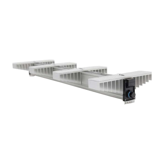Lampe LED Sanlight EVO à quatre modules vue de trois quarts, dissipateurs en aluminium