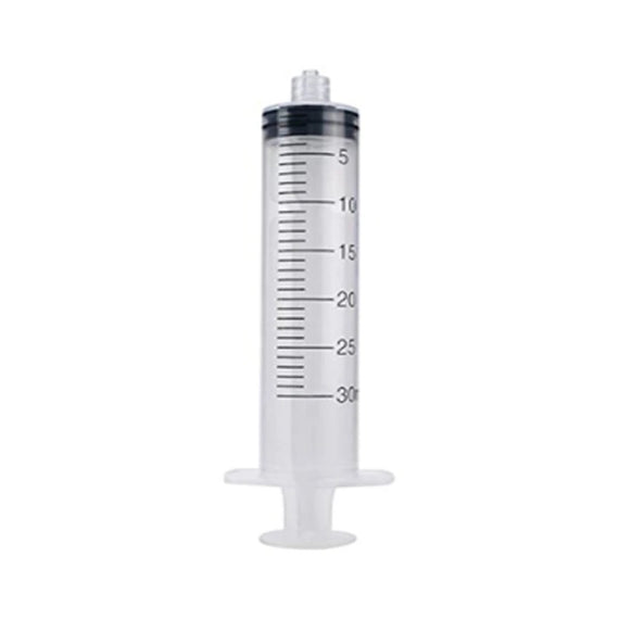 Seringue graduée Luer Lock de 30 ml au corps transparent, chiffrée tous les 5 ml, sur fond blanc