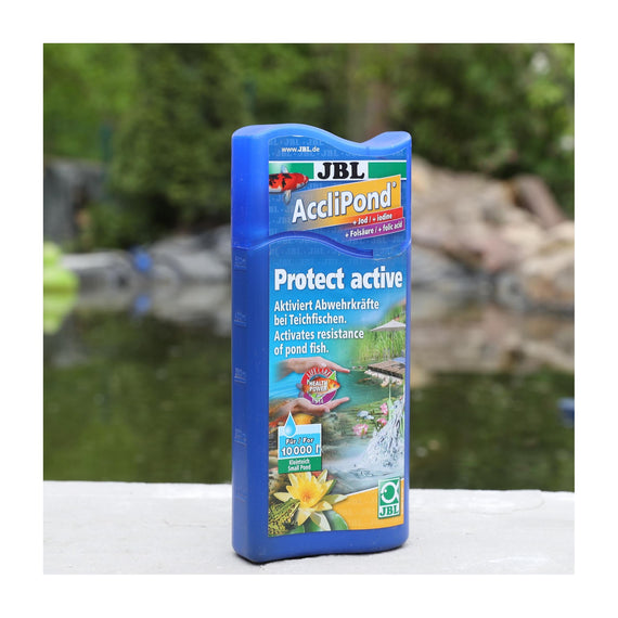 Flesje JBL AccliPond aan de rand van een tuinvijver