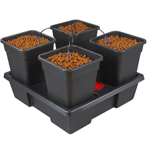 Système Wilma à quatre grands pots de 18 L reliés par leurs goutteurs, plateau carré de 90 cm