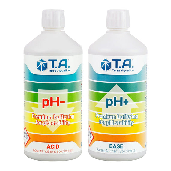 Les deux correcteurs de pH cote a cote : pH- jaunatre et pH+ bleu pale