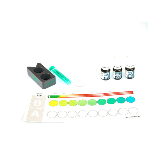 Contenu du test d'eau ammonium NH4 : trois flacons de réactifs, deux éprouvettes en verre, seringue, bloc comparateur et nuancier