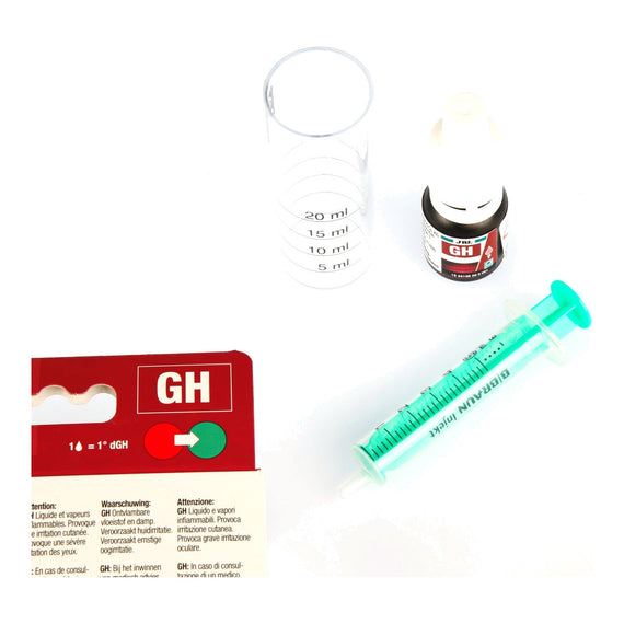 Contenu du test de dureté totale : éprouvette plastique graduée de 5 à 20 ml, flacon de réactif, seringue et boîte