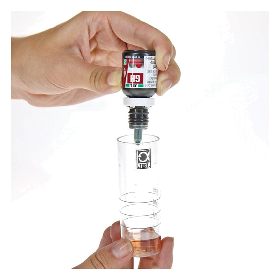 Lecture du test de dureté totale : le réactif versé goutte à goutte dans l'éprouvette de 5 ml