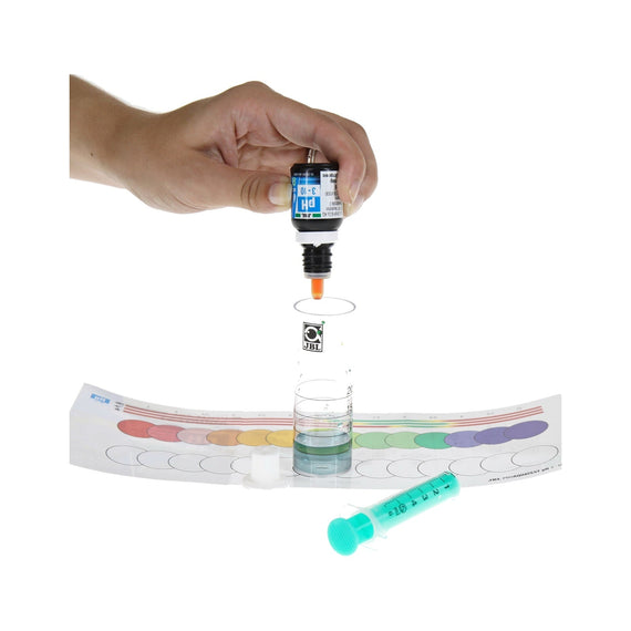 Ajout du réactif dans l'éprouvette posée sur le nuancier, lecture de la couleur du test pH