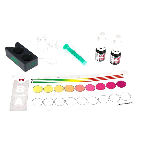 Contenu du kit nitrite : bloc comparateur gris, deux éprouvettes en verre, seringue, deux flacons de réactifs et nuancier