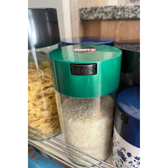 Boîte TightVac de 1,3 L ouverte, bouchon à bouton posé à côté